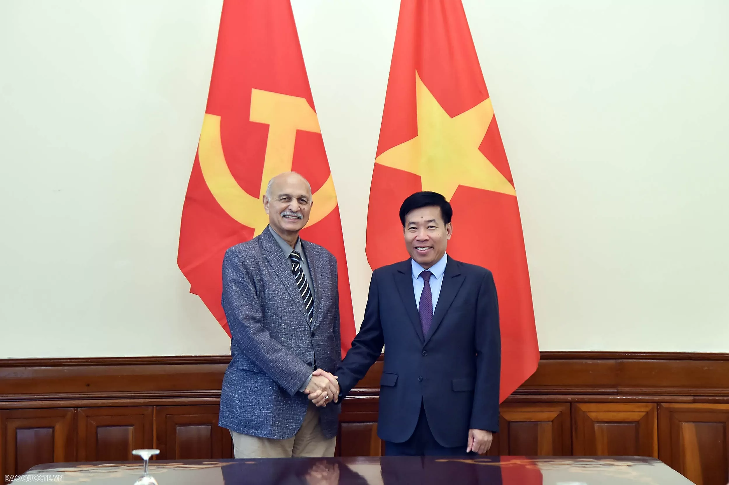 Deputy FM Nguyen Manh Cuong receives delegation of the international conference of Asian political parties