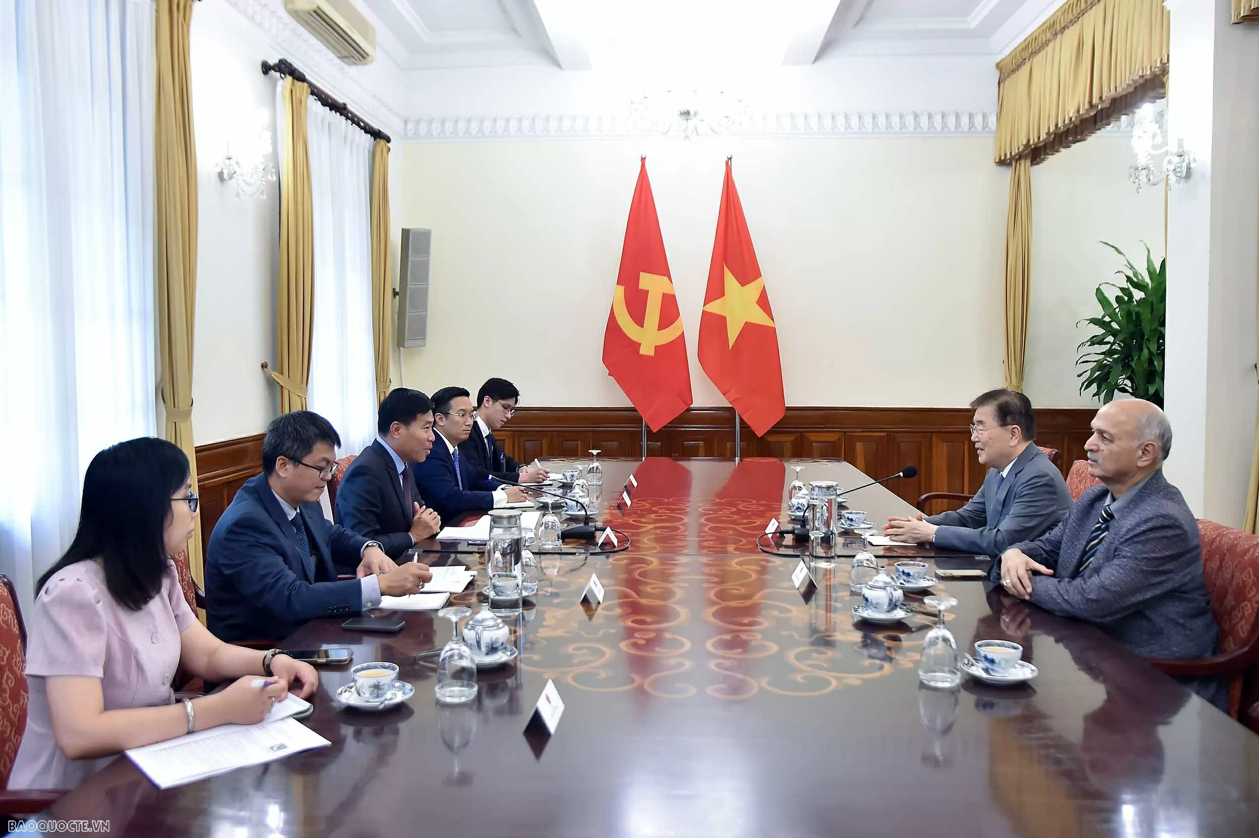Deputy FM Nguyen Manh Cuong receives delegation of the international conference of Asian political parties