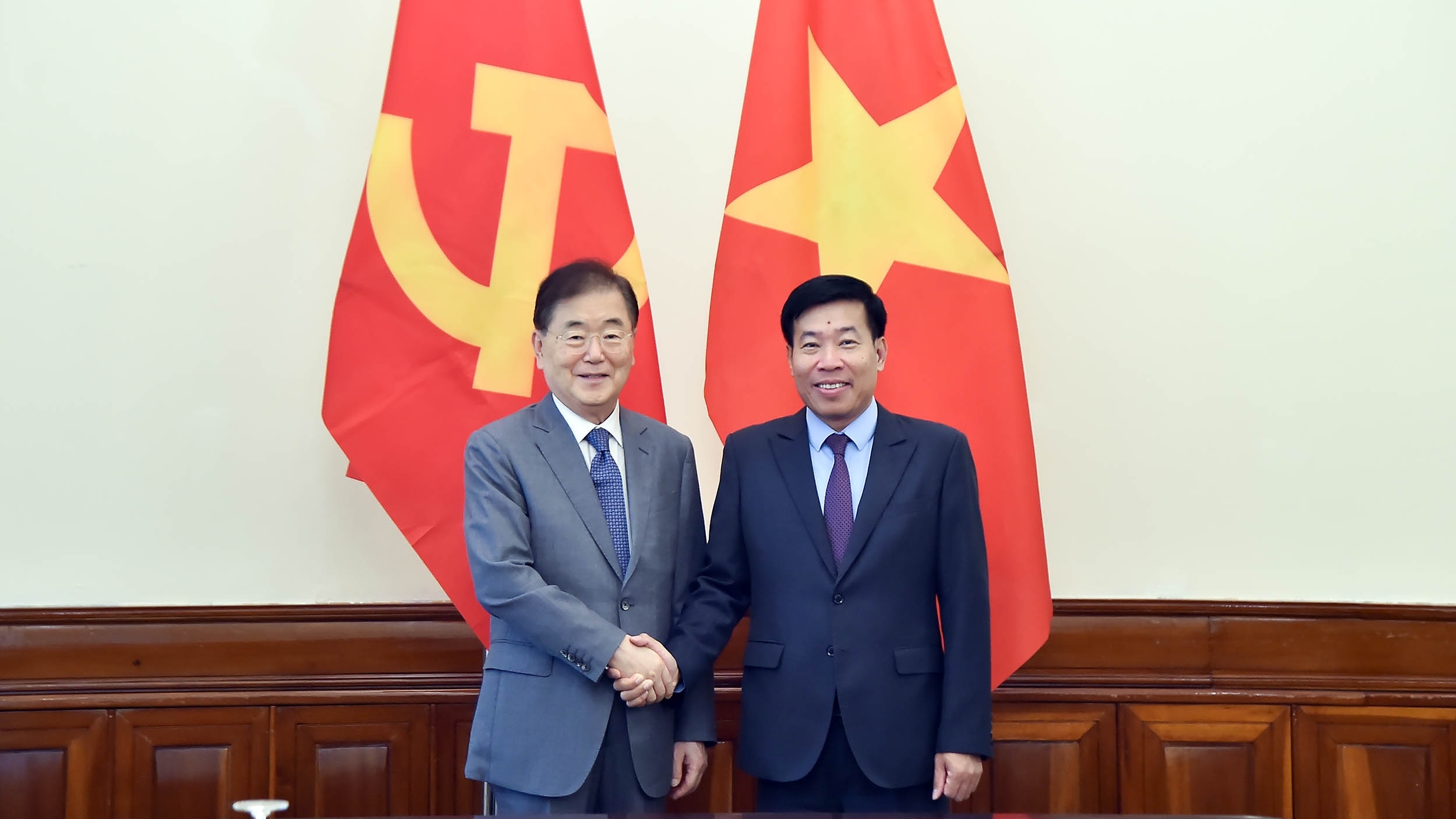 Deputy FM Nguyen Manh Cuong receives delegation of the international conference of Asian political parties