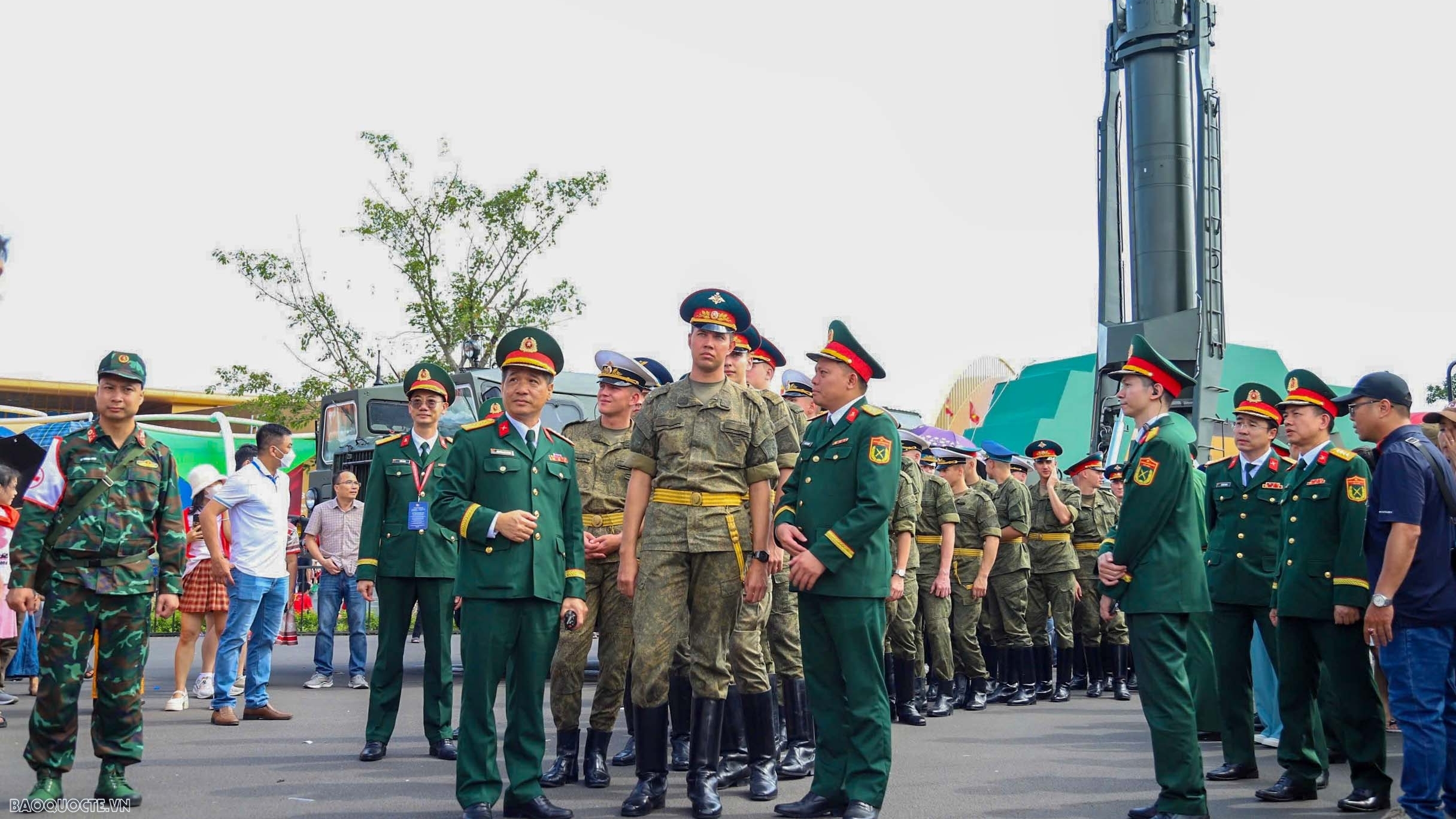 Russian, Lao, Cambodian military personnel visit Vietnam's weapon exhibition space