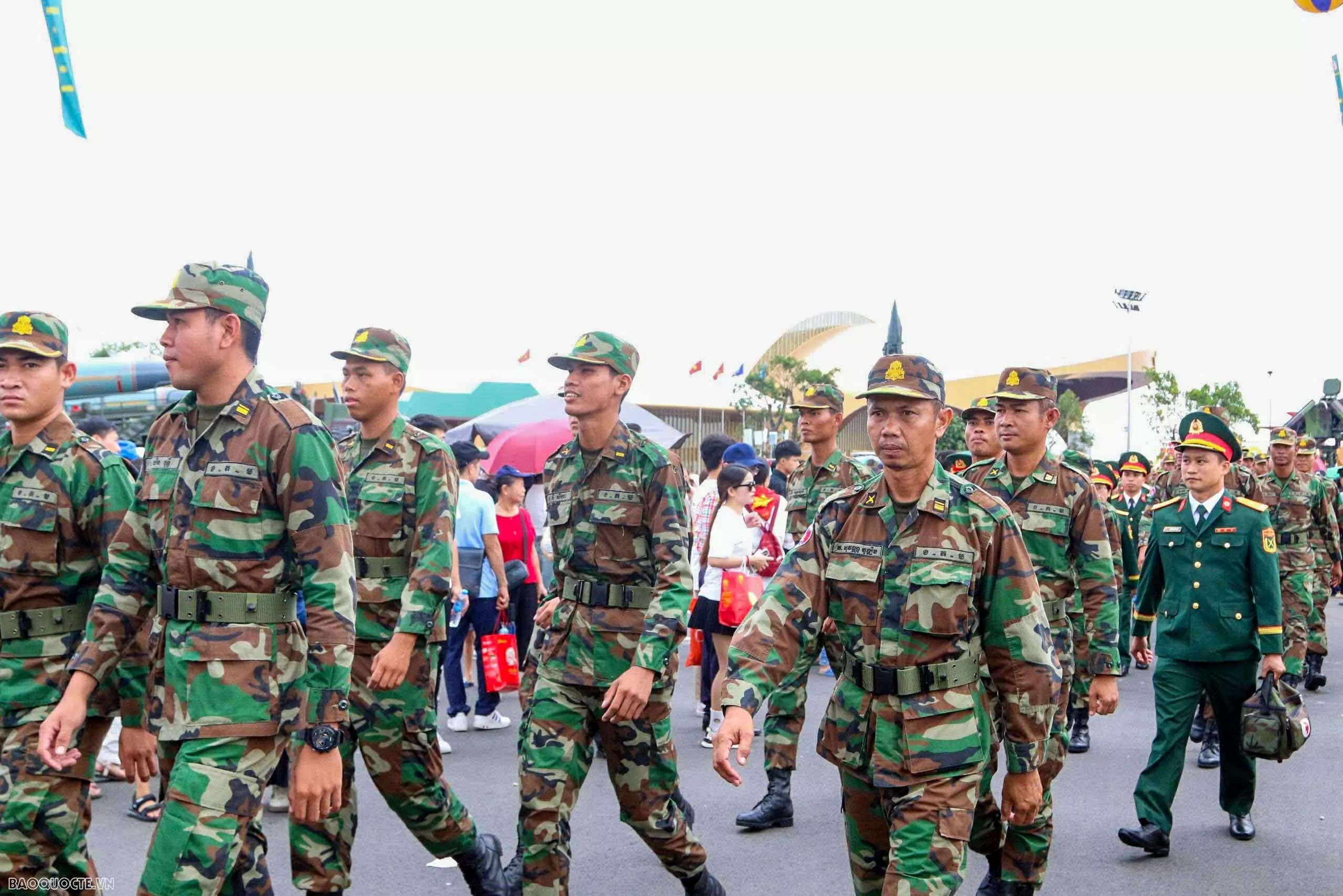 Russian, Lao, Cambodian military personnel visit Vietnam's weapon exhibition space