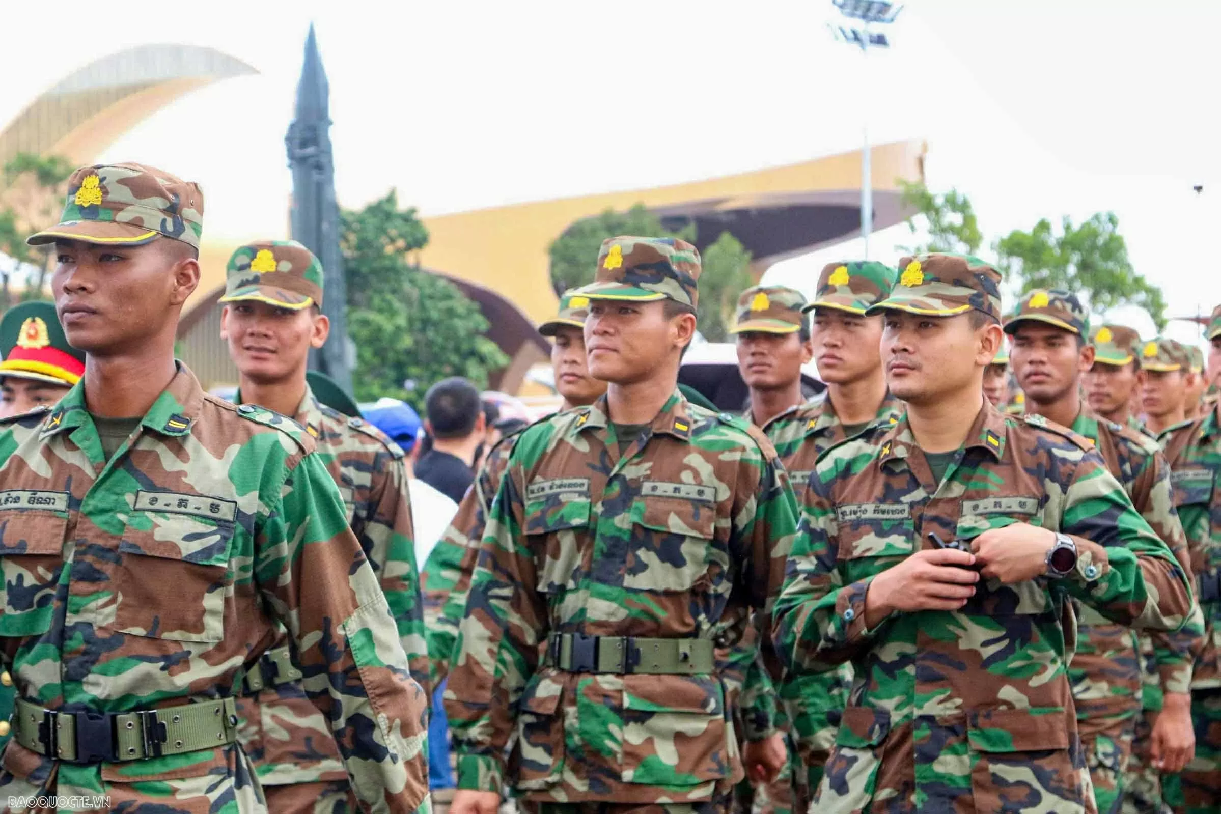 Russian, Lao, Cambodian military personnel visit Vietnam's weapon exhibition space