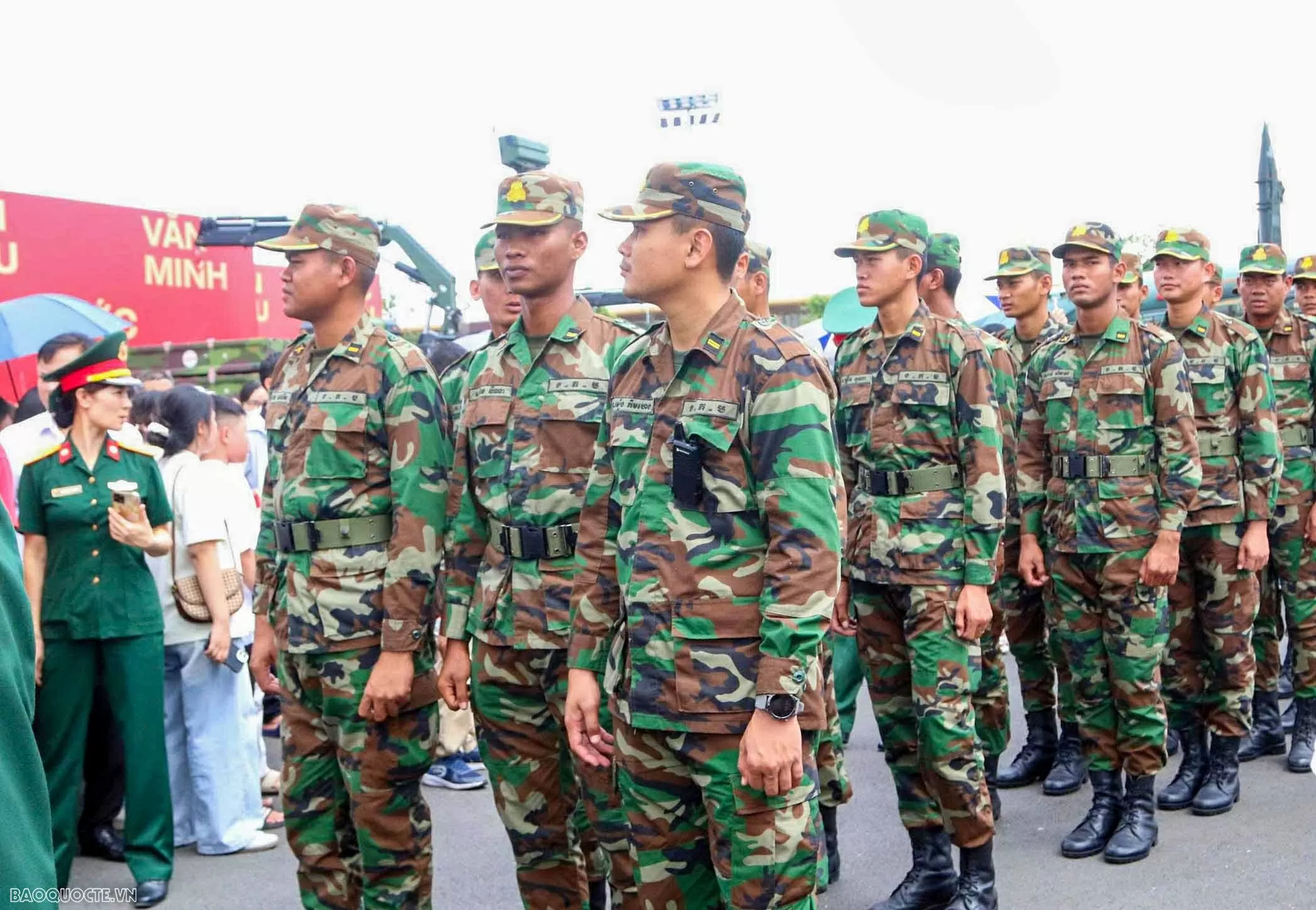Russian, Lao, Cambodian military personnel visit Vietnam's weapon exhibition space