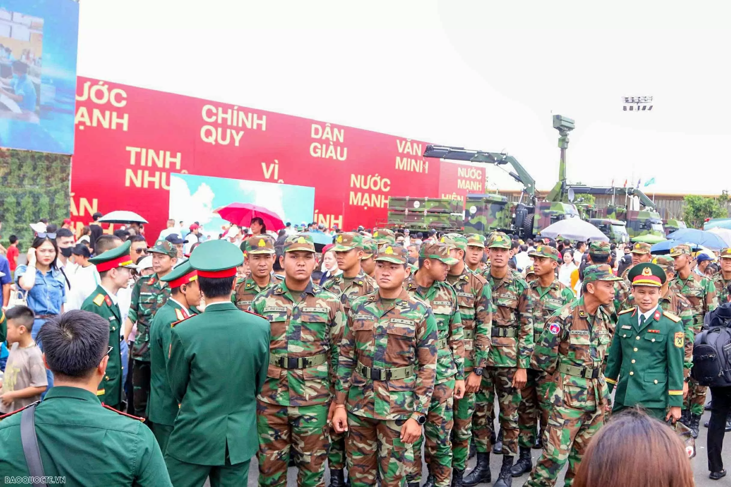 Russian, Lao, Cambodian military personnel visit Vietnam's weapon exhibition space