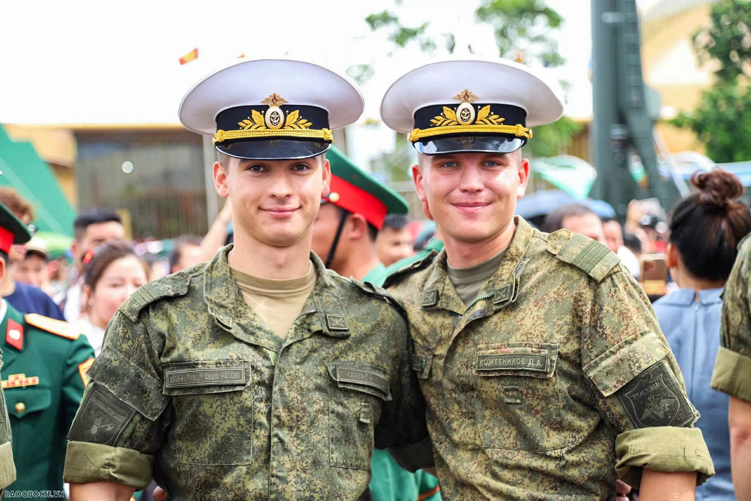 Russian, Lao, Cambodian military personnel visit Vietnam's weapon exhibition space