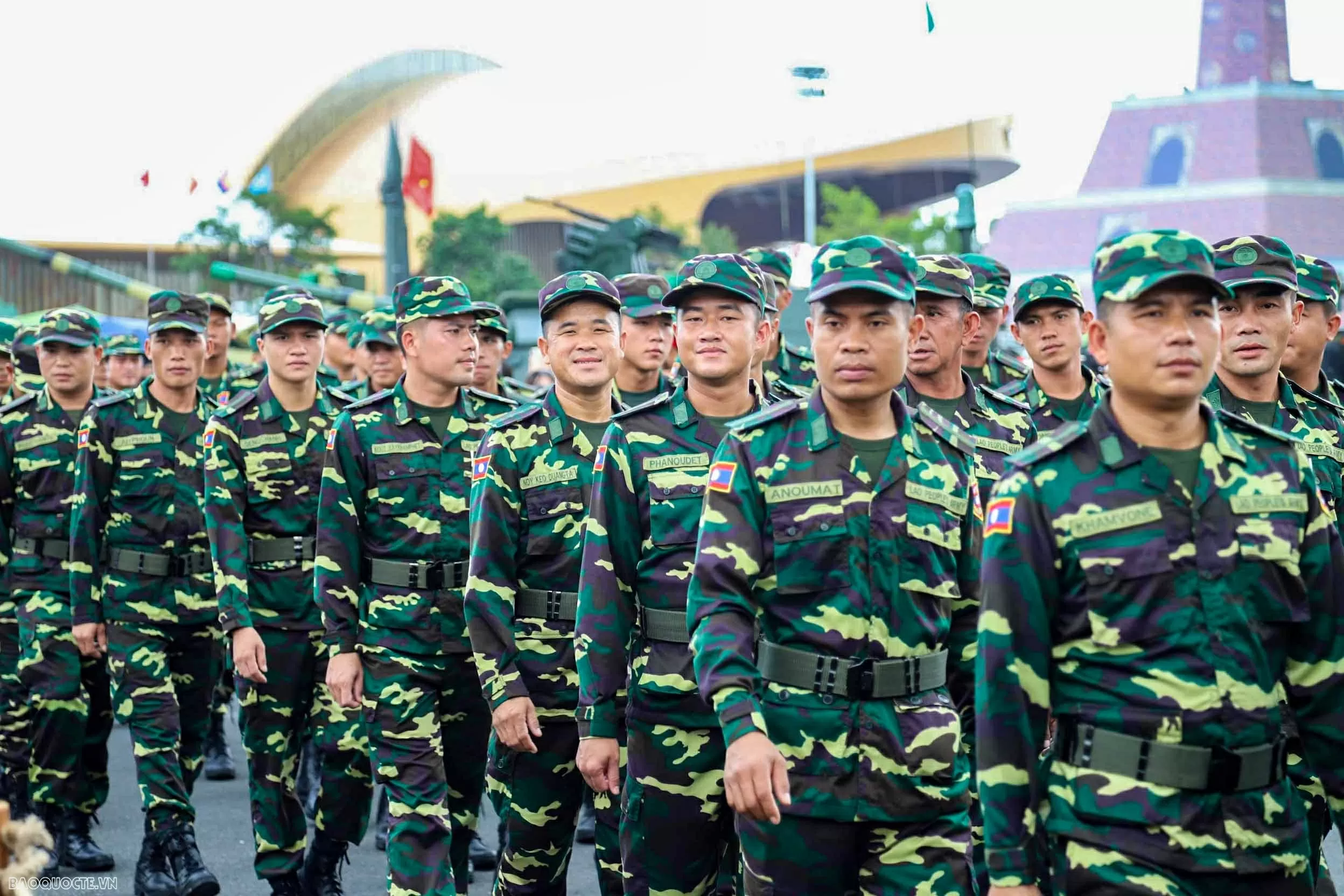 Russian, Lao, Cambodian military personnel visit Vietnam's weapon exhibition space