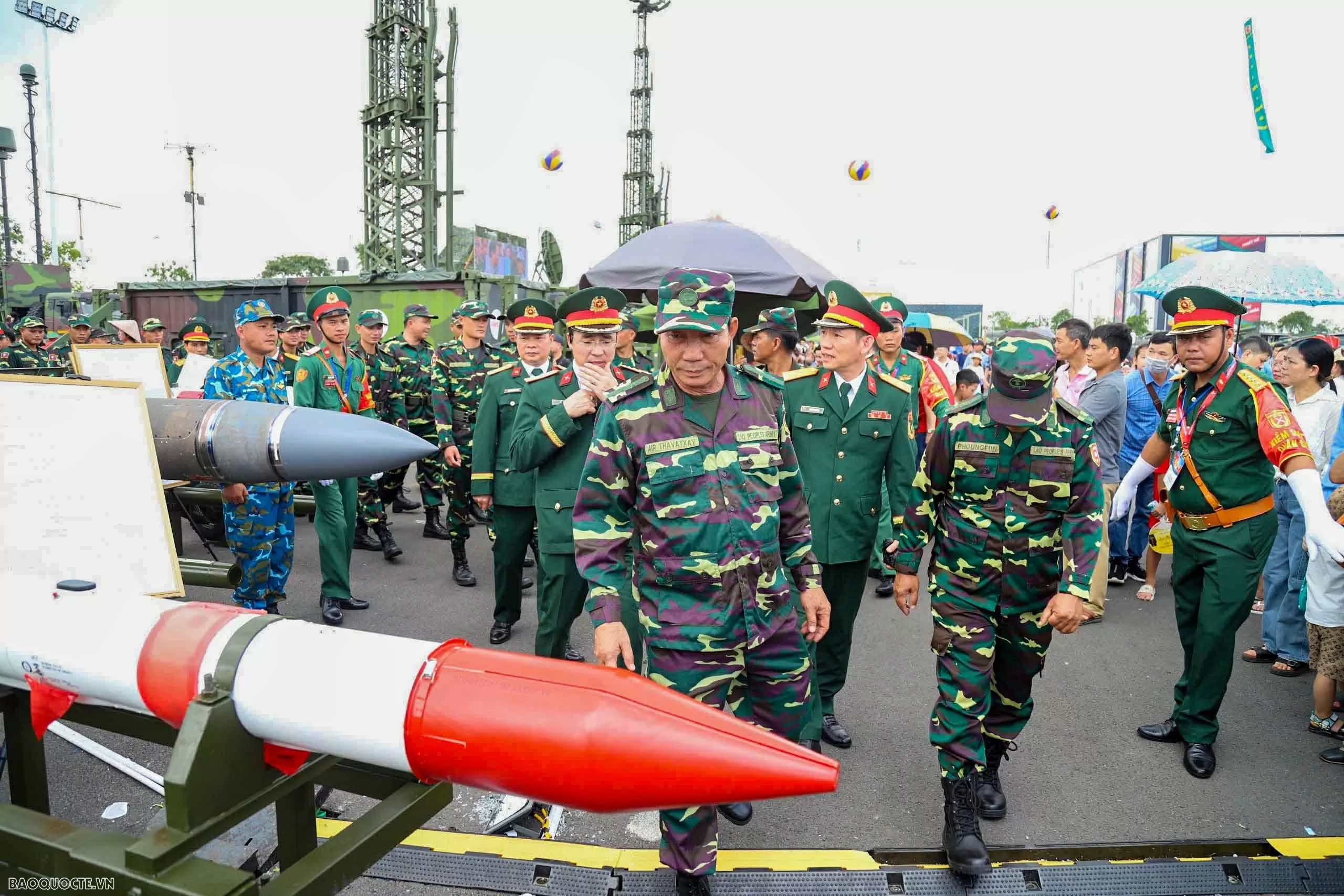 Russian, Lao, Cambodian military personnel visit Vietnam's weapon exhibition space