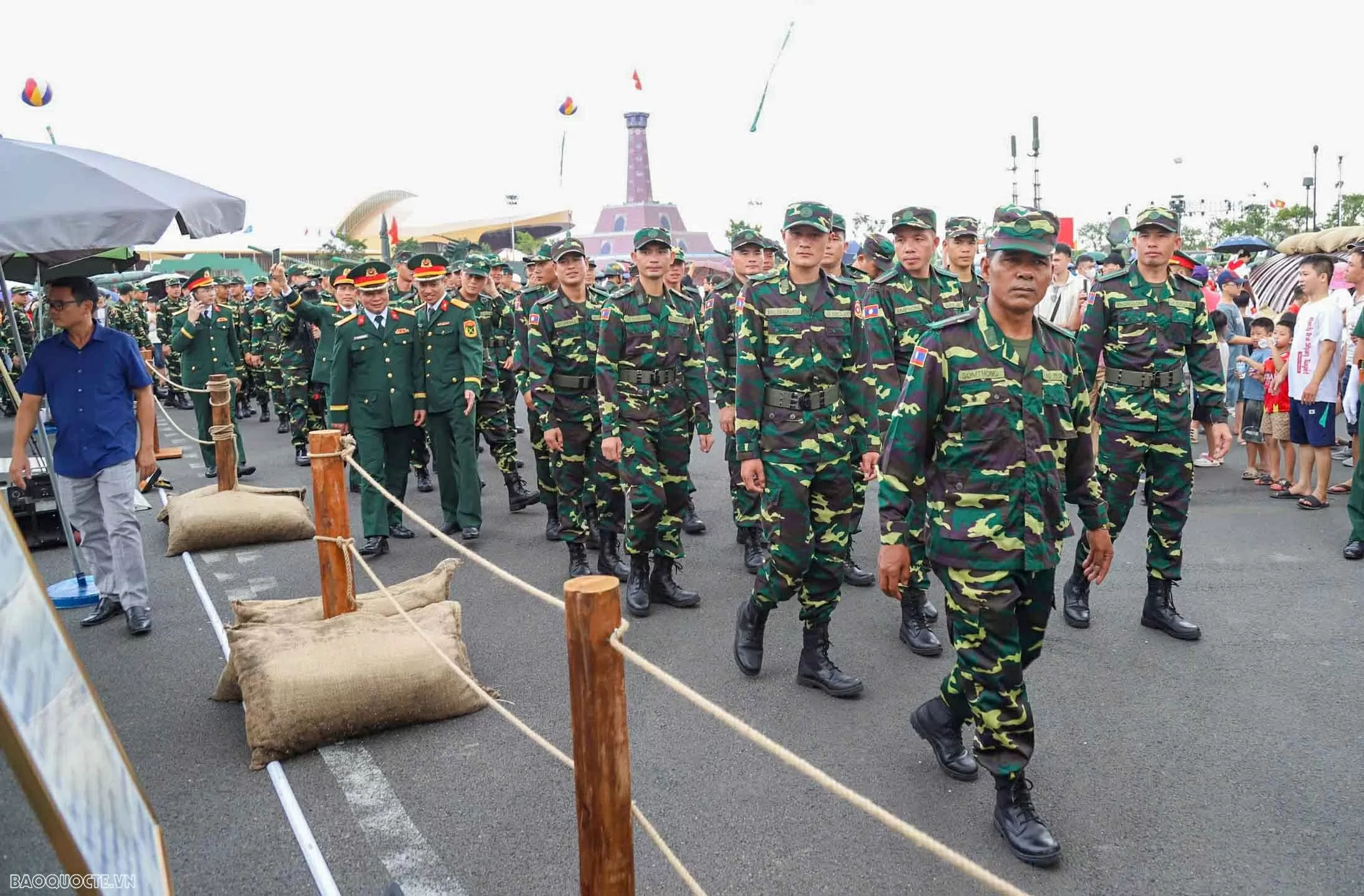 Russian, Lao, Cambodian military personnel visit Vietnam's weapon exhibition space