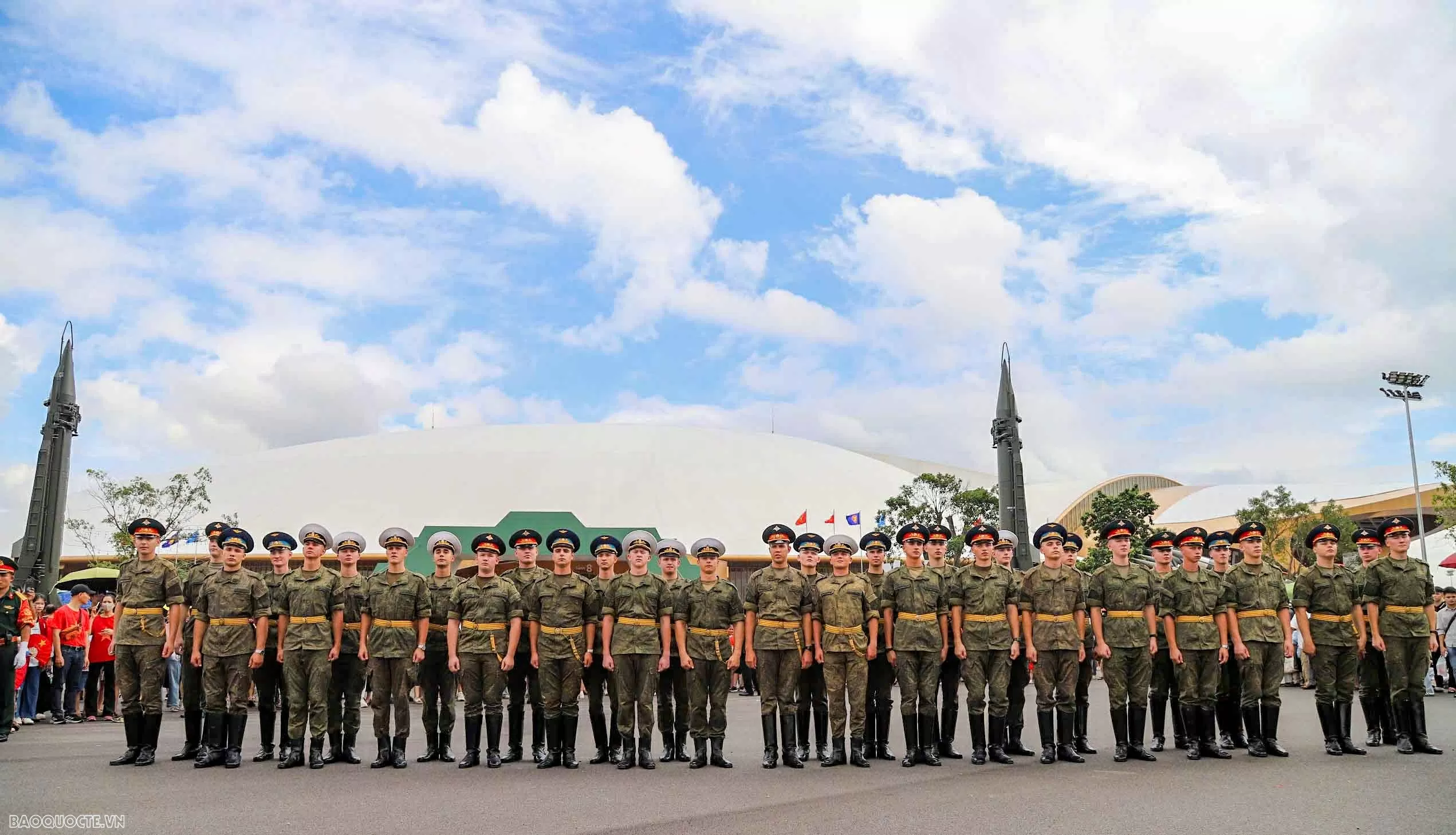 Russian, Lao, Cambodian military personnel visit Vietnam's weapon exhibition space