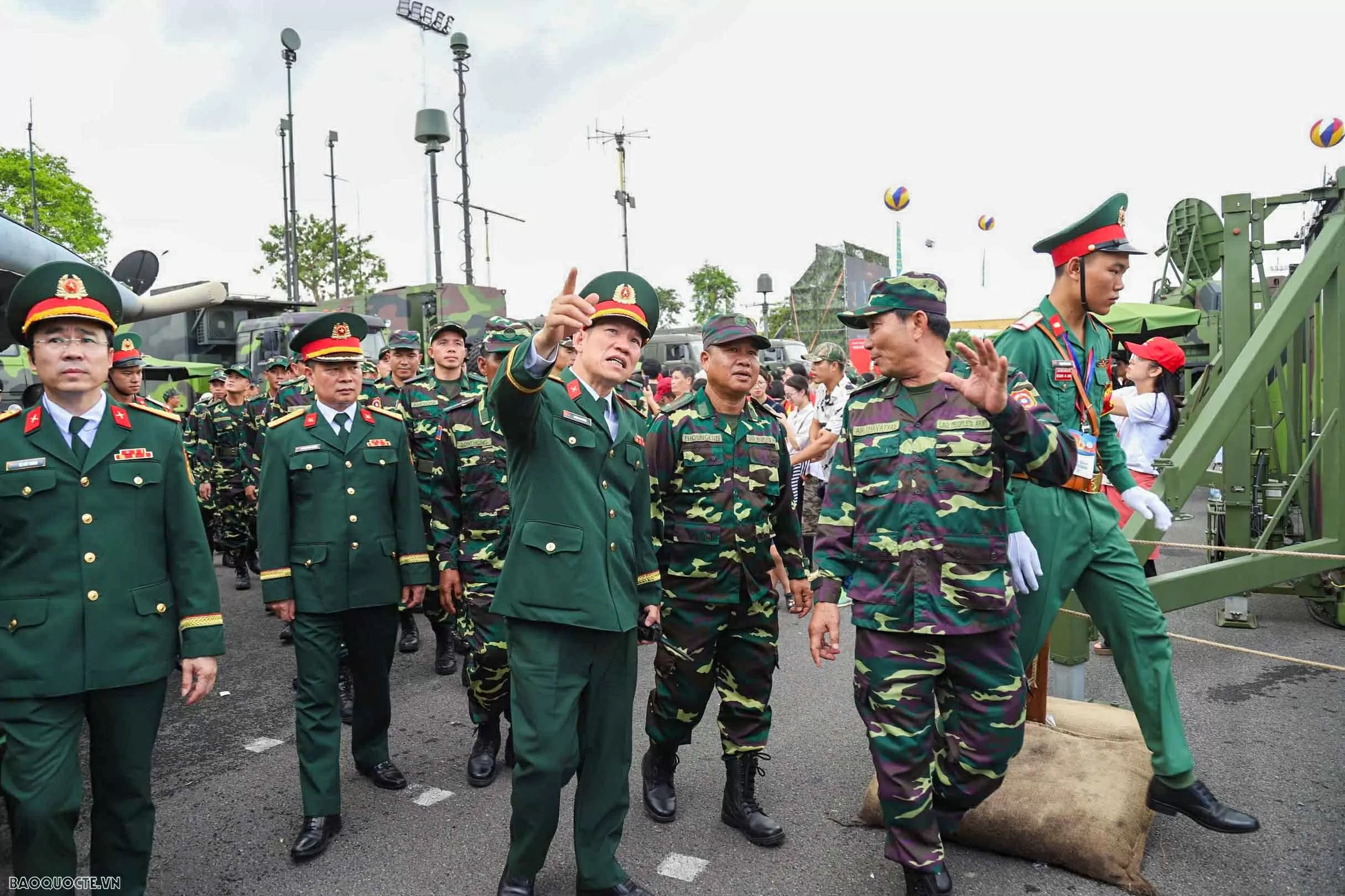 Russian, Lao, Cambodian military personnel visit Vietnam's weapon exhibition space