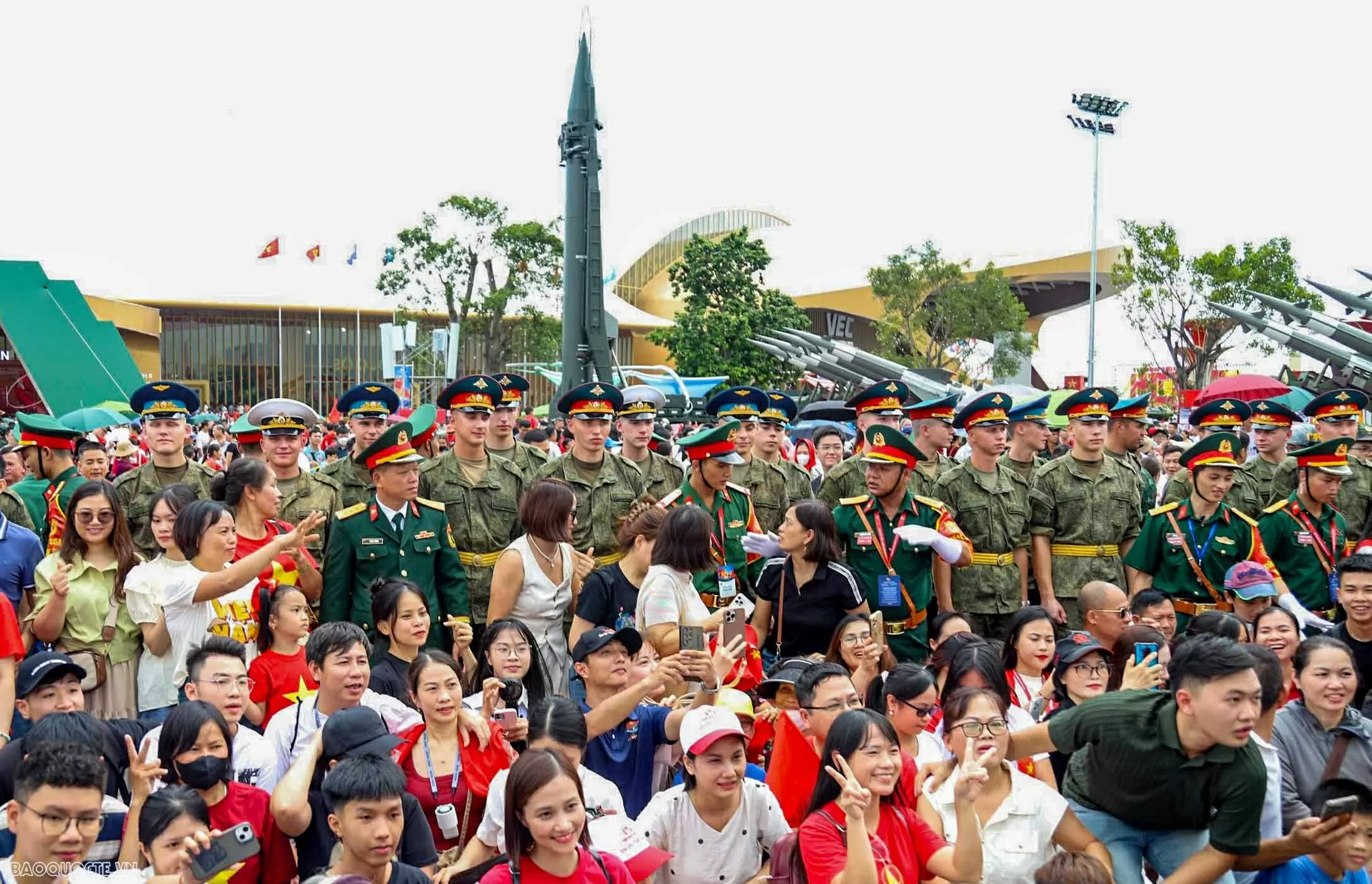 Russian, Lao, Cambodian military personnel visit Vietnam's weapon exhibition space
