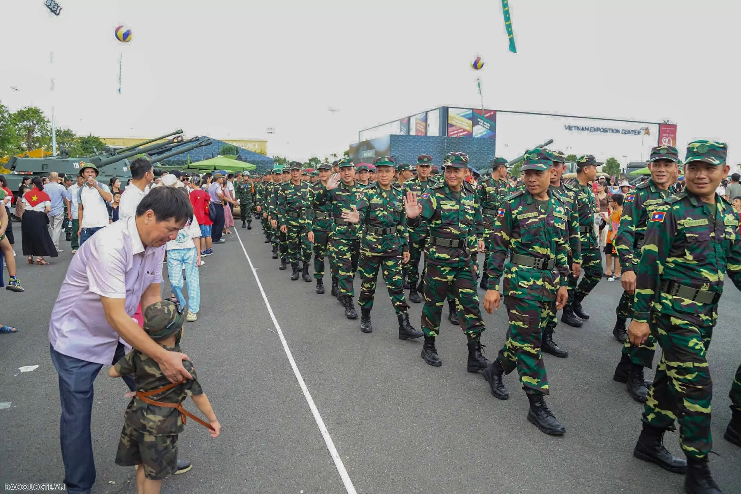Russian, Lao, Cambodian military personnel visit Vietnam's weapon exhibition space