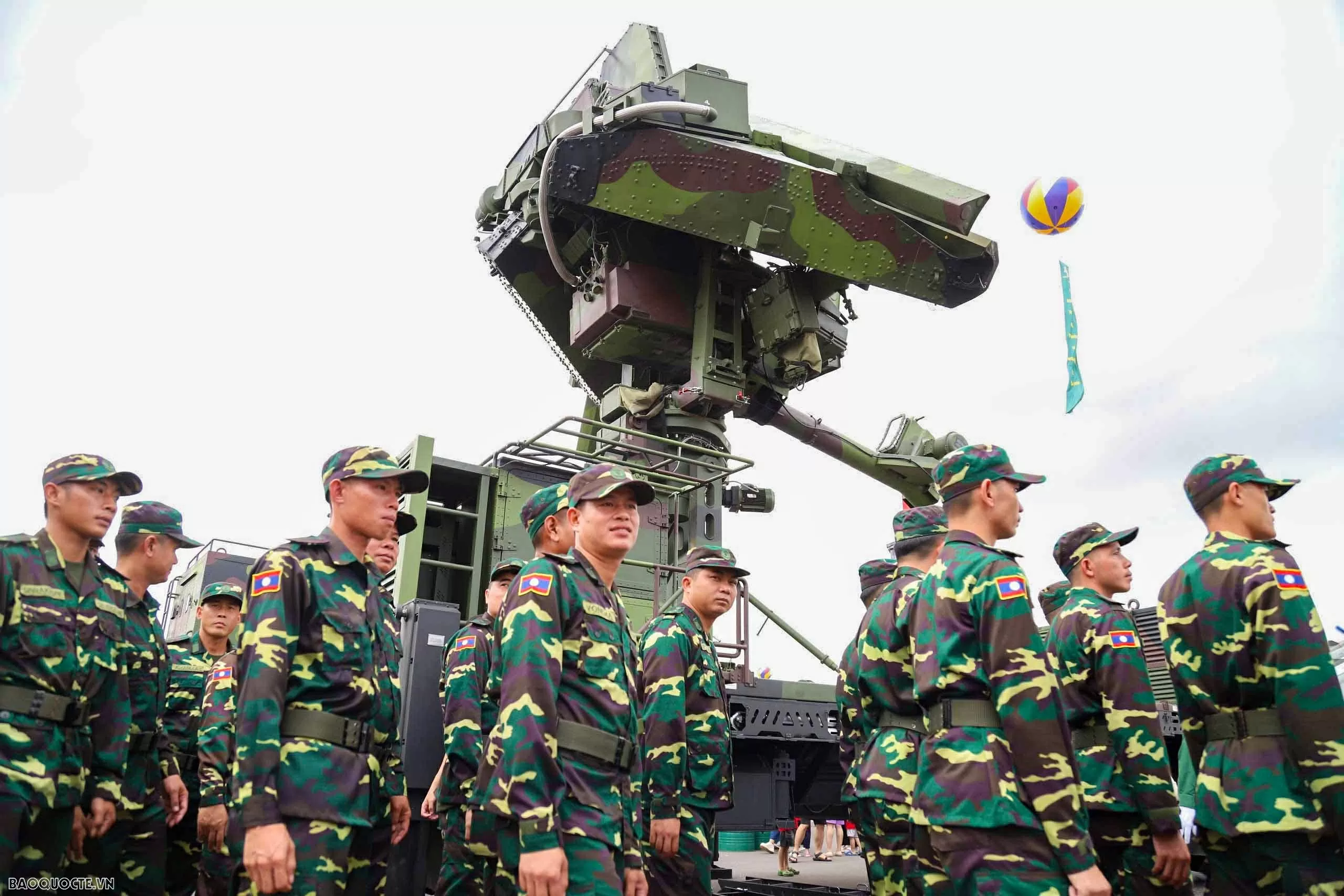 Russian, Lao, Cambodian military personnel visit Vietnam's weapon exhibition space