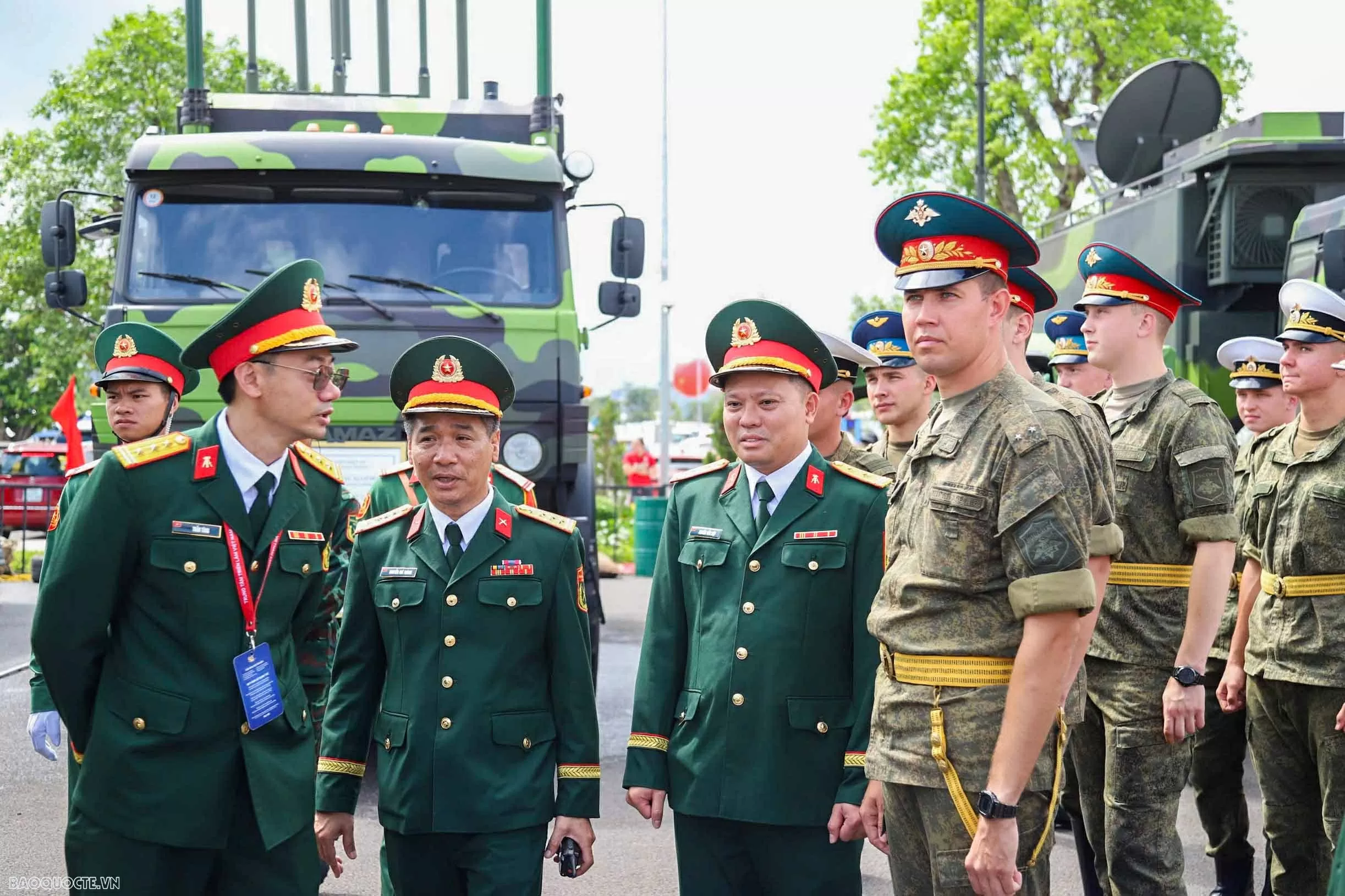 Russian, Lao, Cambodian military personnel visit Vietnam's weapon exhibition space