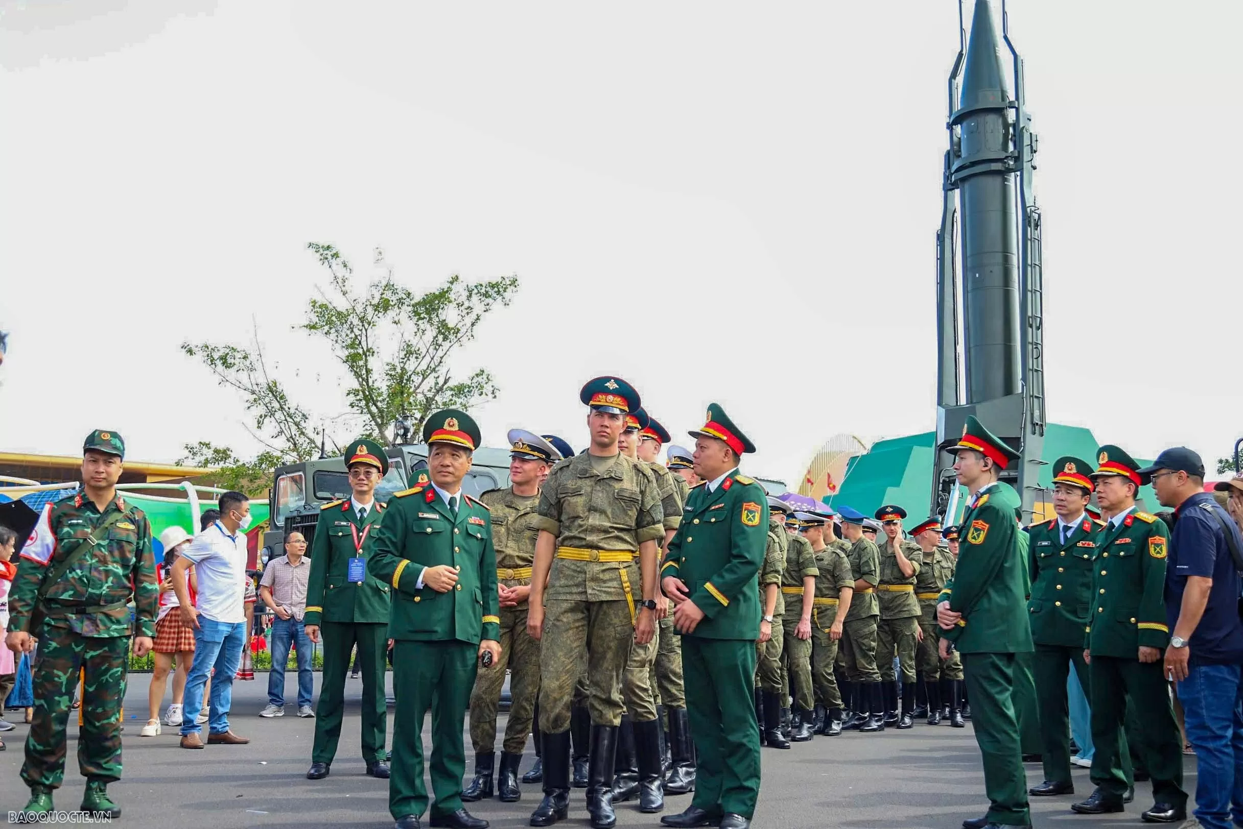 Russian, Lao, Cambodian military personnel visit Vietnam's weapon exhibition space