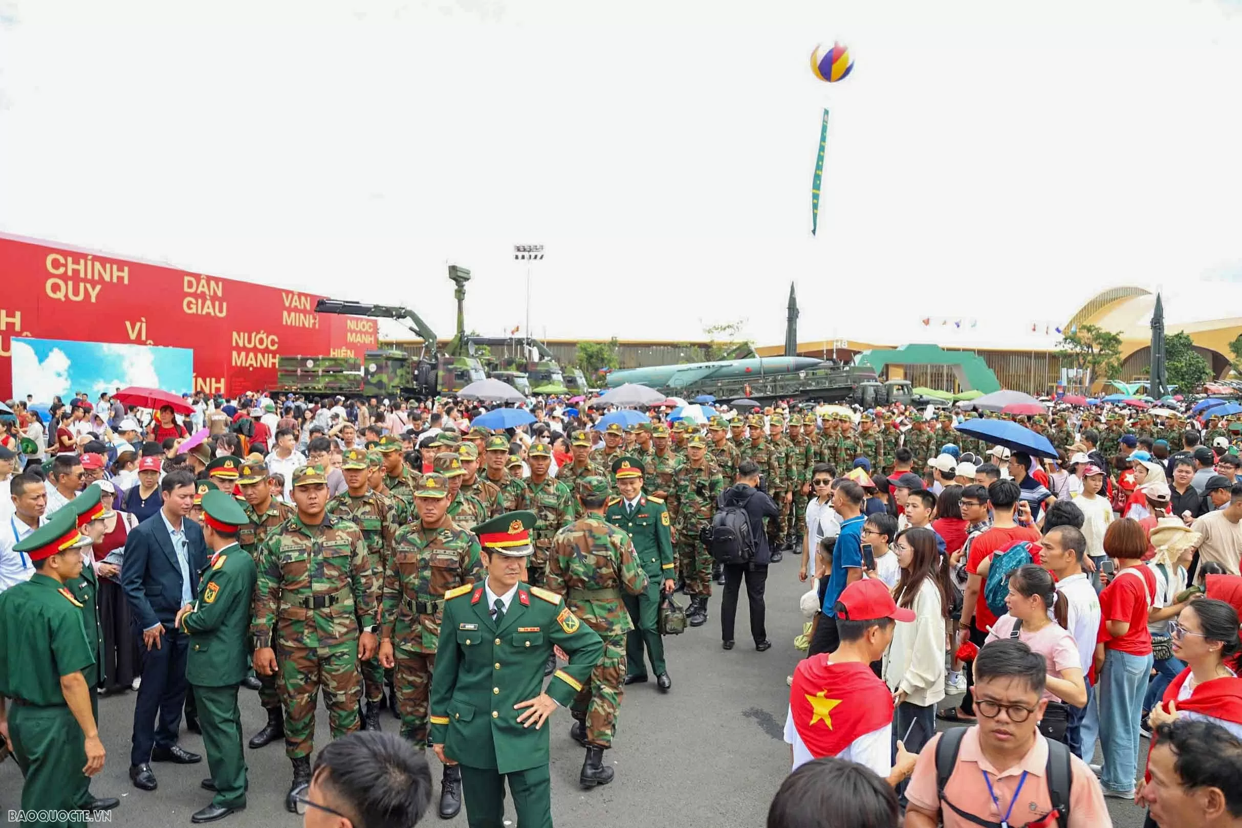 Russian, Lao, Cambodian military personnel visit Vietnam's weapon exhibition space
