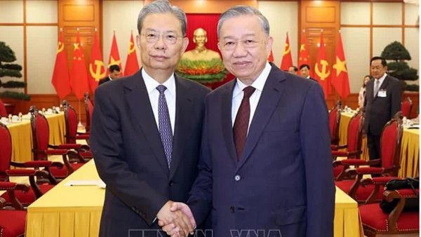 Vietnamese Party chief To Lam hosts reception for visiting top Chinese legislator