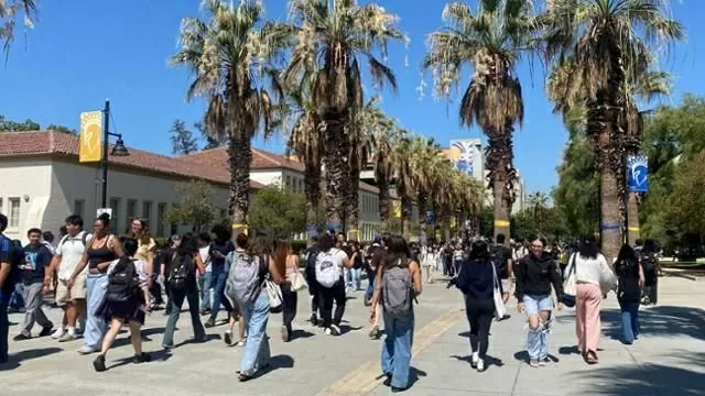 Students walk across the San Jose State University campus between classes, Wednesday. Korea Times photo by Park Ji-yeon