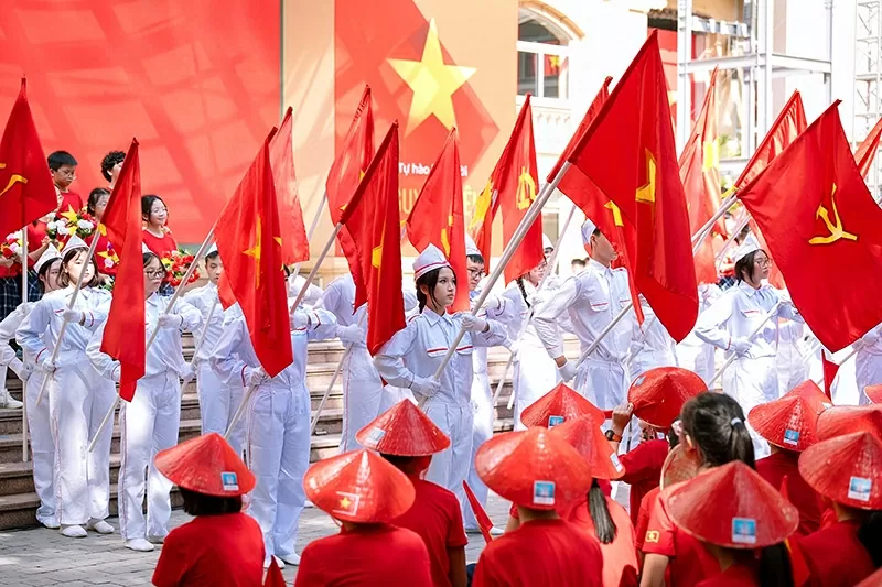 9 Languages, One Love: Nguyen Sieu Youth Pay Tribute to the Nation