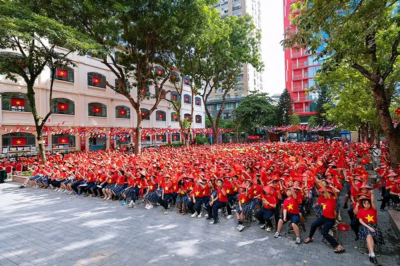 9 Languages, One Love: Nguyen Sieu Youth Pay Tribute to the Nation
