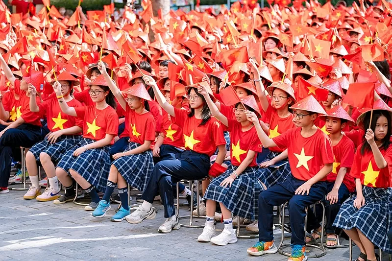 9 Languages, One Love: Nguyen Sieu Youth Pay Tribute to the Nation