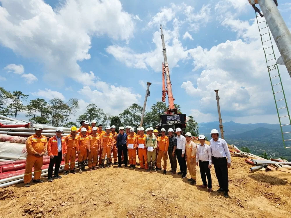 The 500kV Lao Cai-Vinh Yen Transmission Line strives to meet deadline