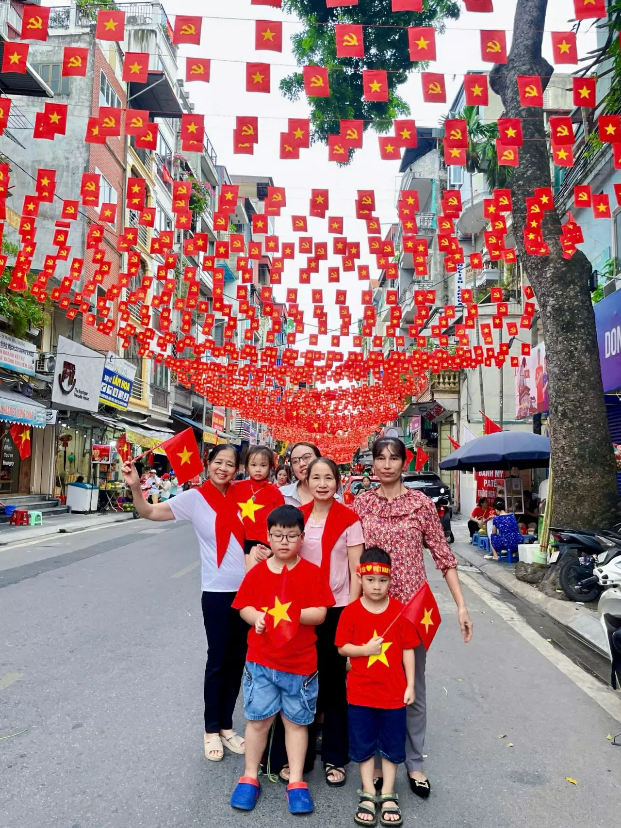 Citizens proudly celebrate the A80 National Day Grand Ceremony Citizens proudly celebrate the A80 National Day Grand Ceremony