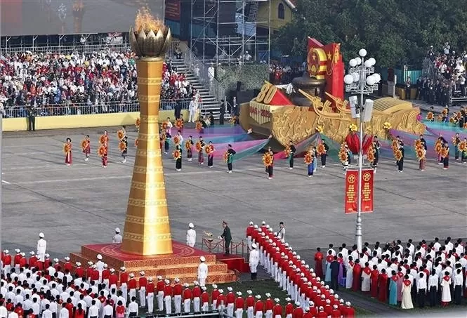 The ceremony begins with a torch relay and the lighting of the flame monument – a symbol of the aspirations of the Vietnamese people. (Photo: VNA) The ceremony begins with a torch relay and the lighting of the flame monument – a symbol of the aspirations of the Vietnamese people. (Photo: VNA)
