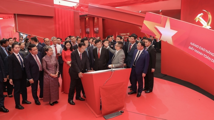 Lao, Cambodian leaders visit exhibition of Vietnam’s 80-year national achievements in Hanoi
