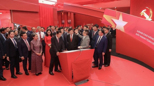 Lao, Cambodian leaders visit exhibition of Vietnam’s 80-year national achievements in Hanoi