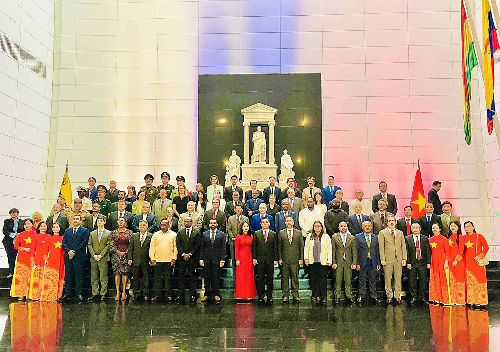 Venezuela celebrates the 80th Anniversary of the August Revolution and Vietnam's National Day
