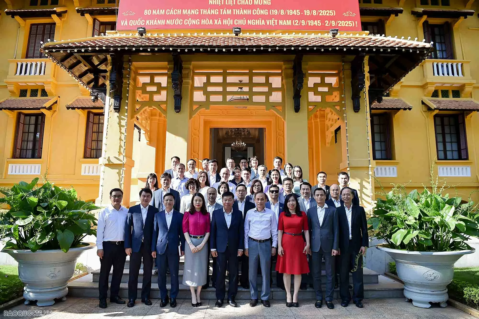 Acting Minister of Foreign Affairs Le Hoai Trung meets with Ministry leaders and units