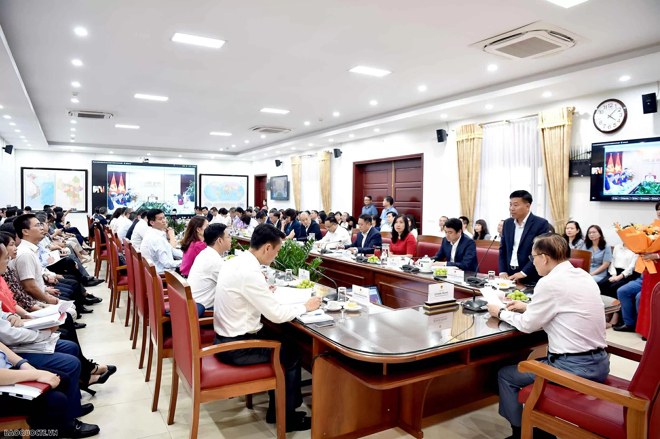 Acting Minister of Foreign Affairs Le Hoai Trung meets with Ministry leaders and units