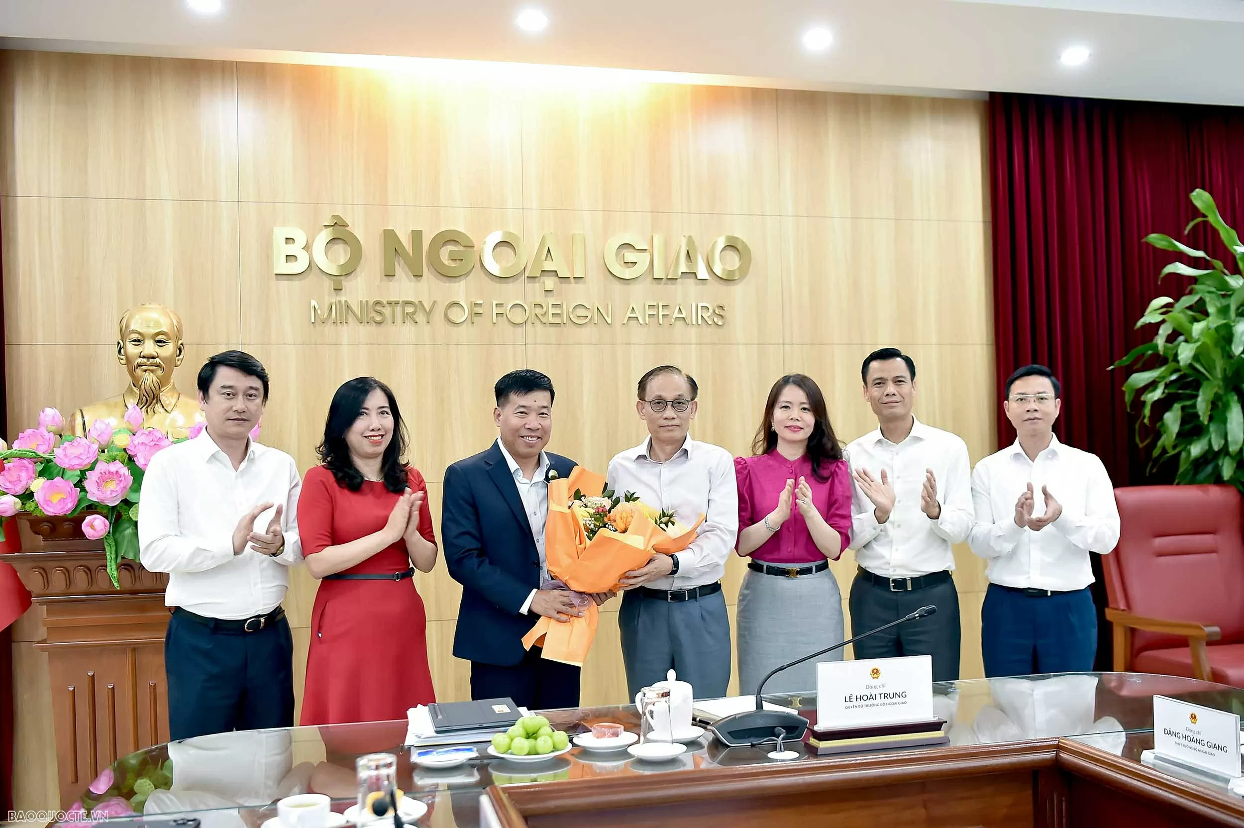 Acting Minister of Foreign Affairs Le Hoai Trung meets with Ministry leaders and units