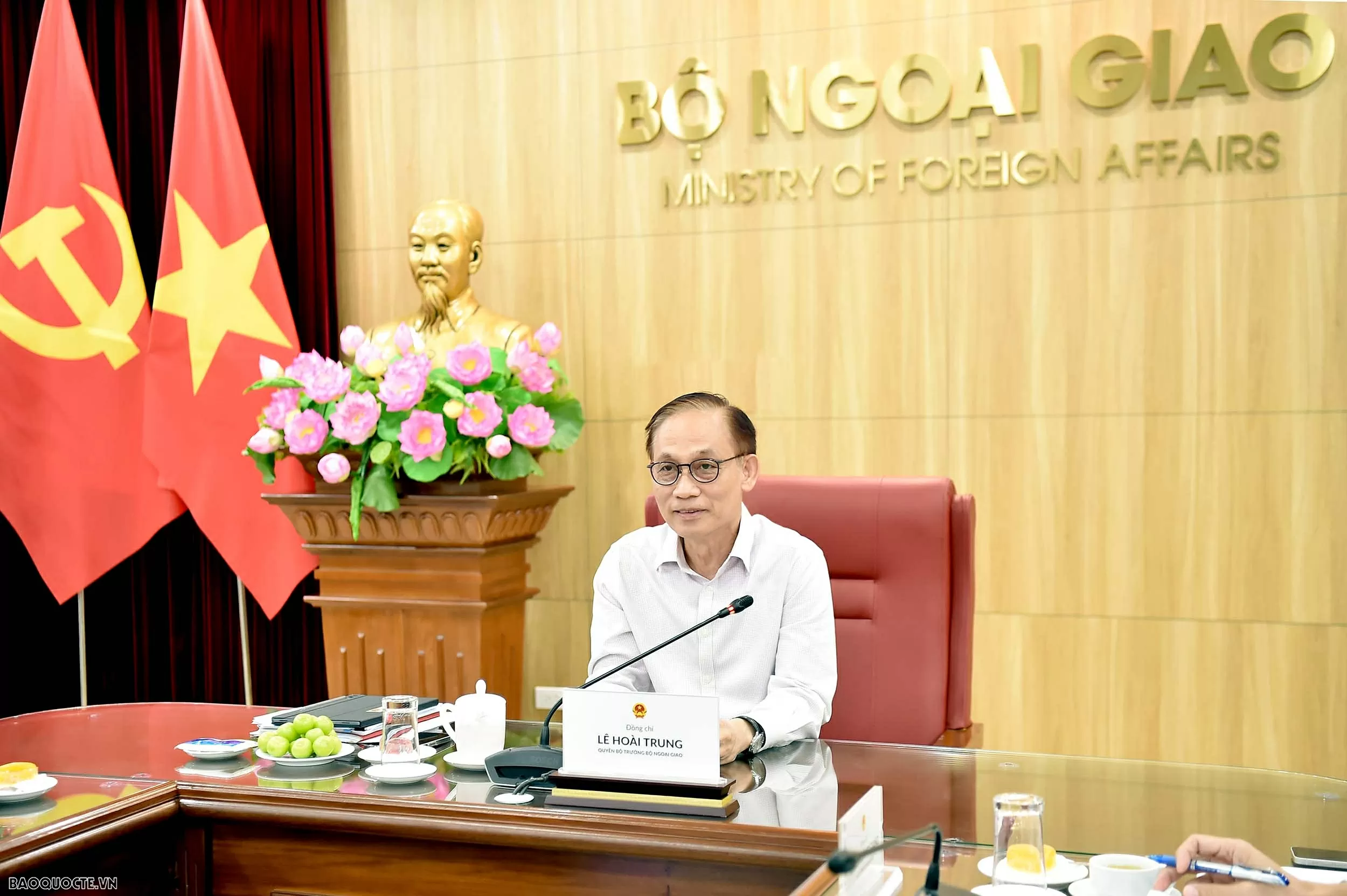 Acting Minister of Foreign Affairs Le Hoai Trung meets with Ministry leaders and units