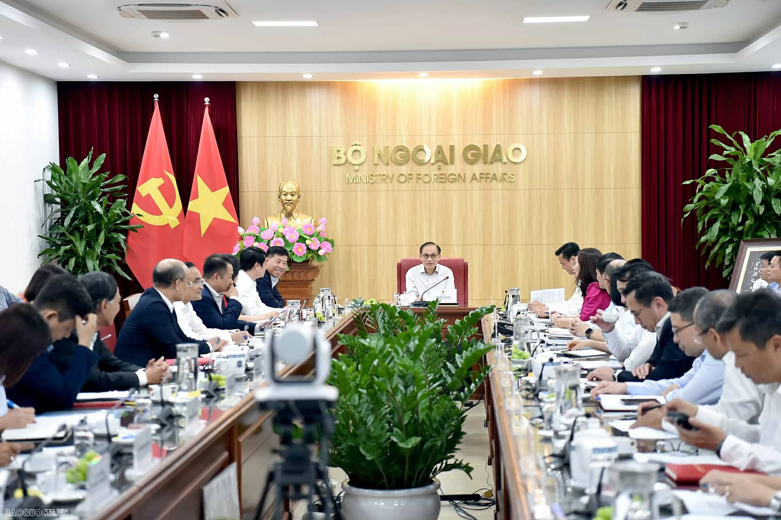 Acting Minister of Foreign Affairs Le Hoai Trung meets with Ministry leaders and units
