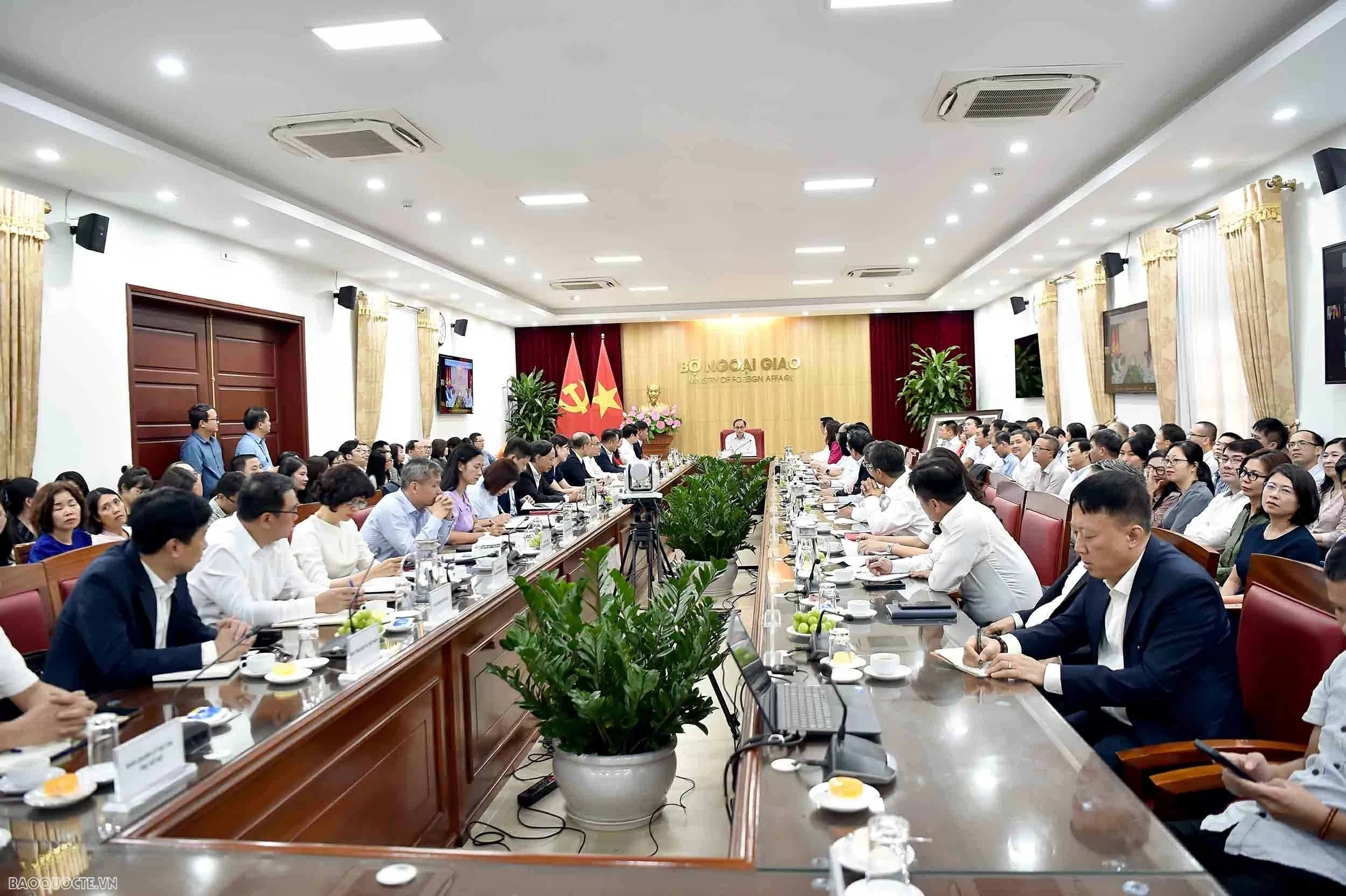 Acting Minister of Foreign Affairs Le Hoai Trung meets with Ministry leaders and units