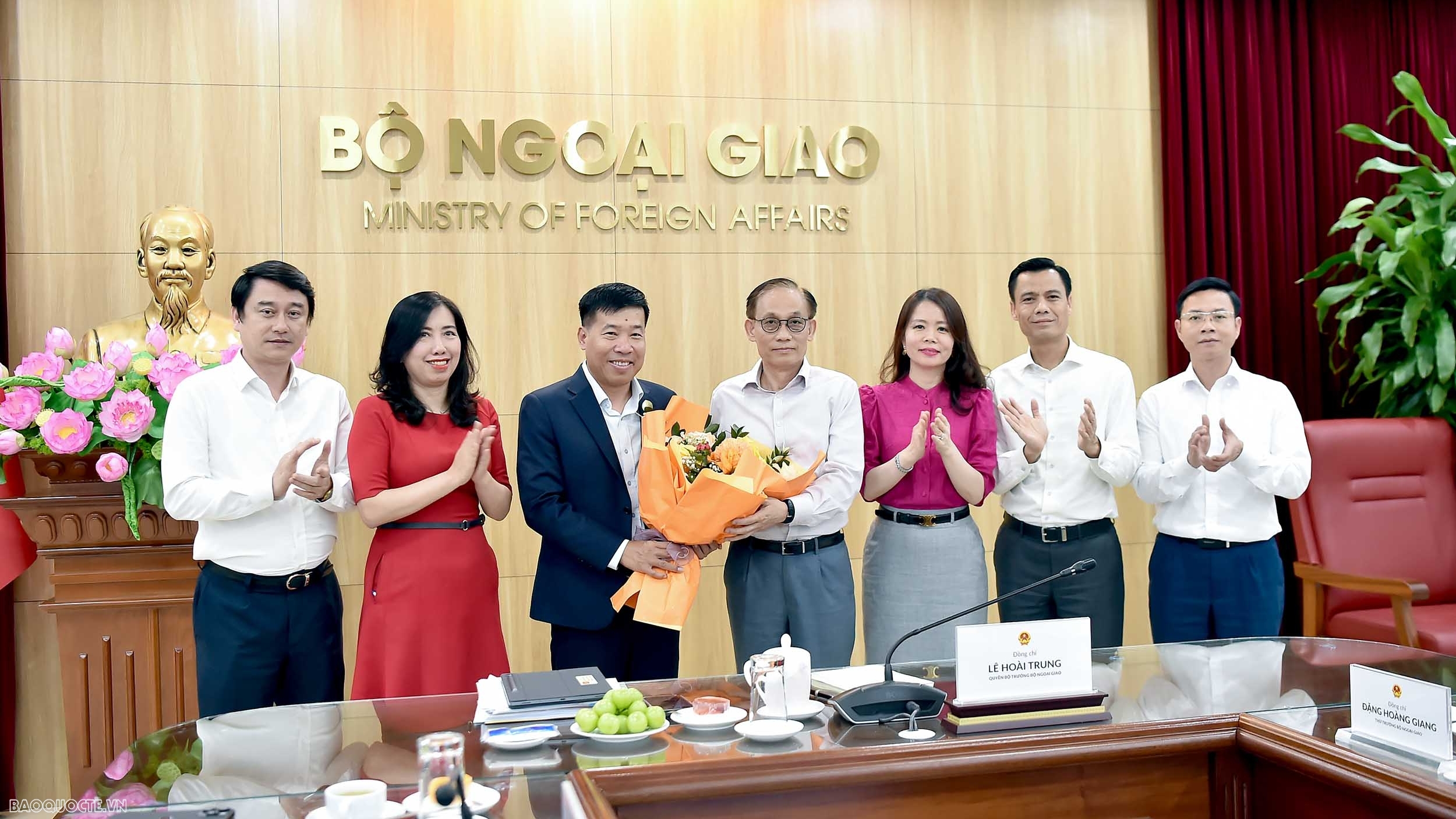 Acting Minister of Foreign Affairs Le Hoai Trung meets with Ministry leaders and units