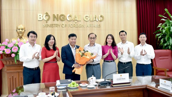 Acting Minister of Foreign Affairs Le Hoai Trung meets with Ministry leaders and units