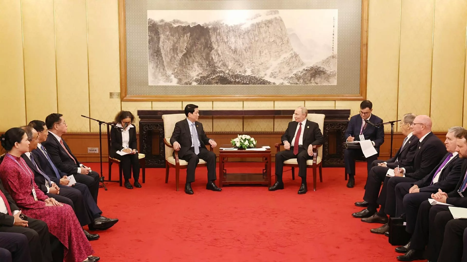 President Luong Cuong meets Russian President Vladimir Putin in China