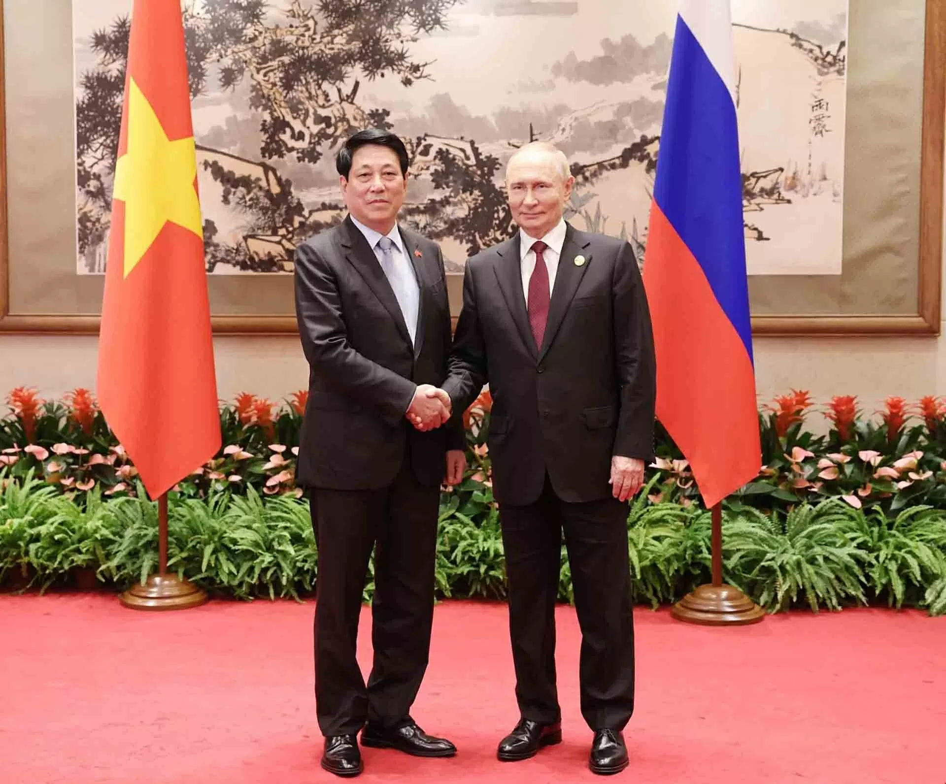 President Luong Cuong meets Russian President Vladimir Putin in China