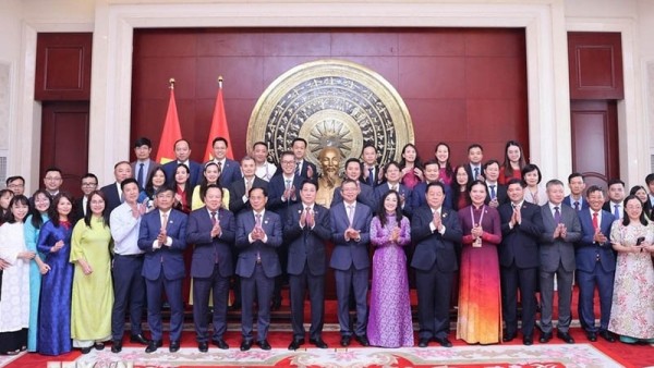 President Luong Cuong meets Vietnamese community in China