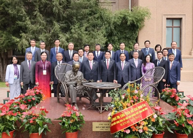 President Luong Cuong meets Vietnamese community in China