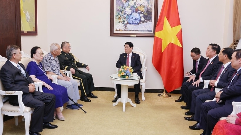 President Luong Cuong meets families of Chinese friends of Vietnam
