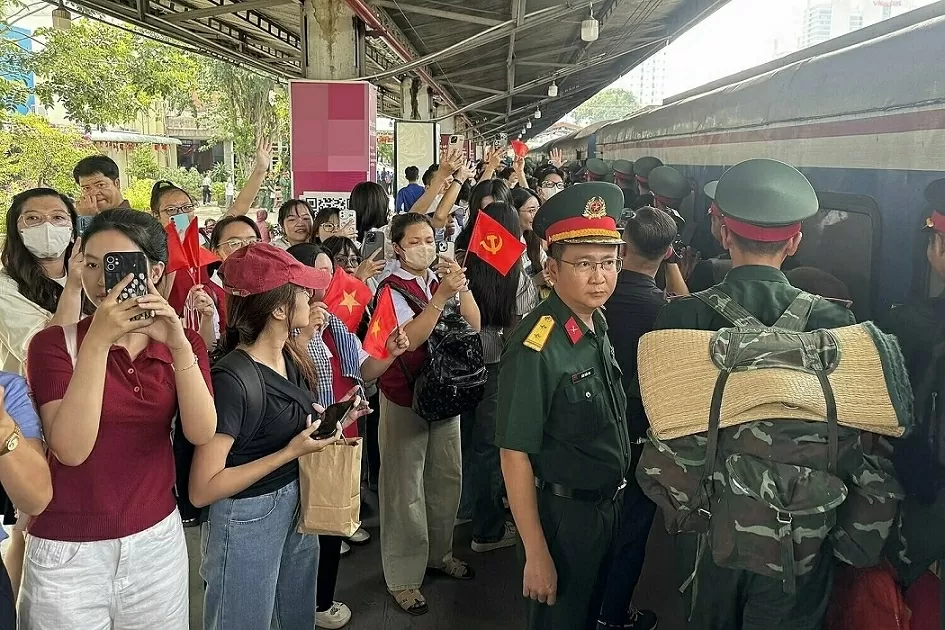 Crowds await A80 officers and soldiers at Saigon station