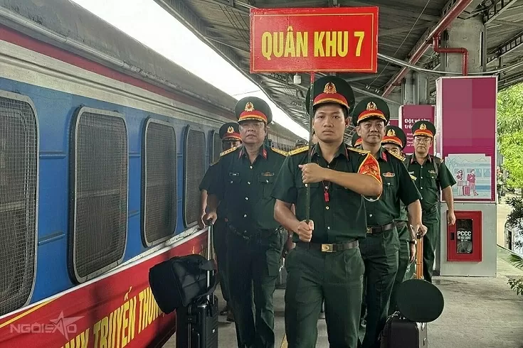 Crowds await A80 officers and soldiers at Saigon station
