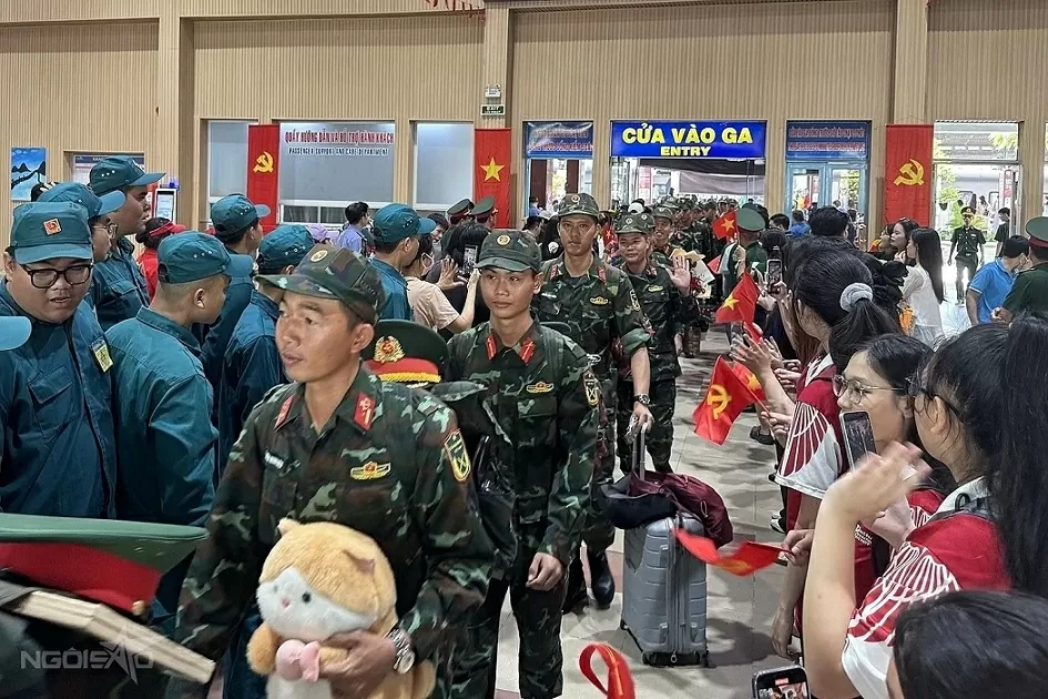 Crowds await A80 officers and soldiers at Saigon station Crowds await A80 officers and soldiers at Saigon station