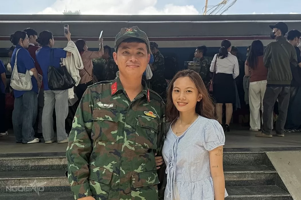 Crowds await A80 officers and soldiers at Saigon station