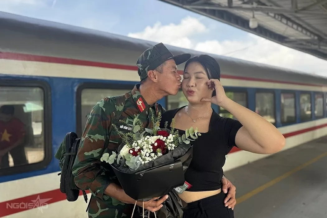 Crowds await A80 officers and soldiers at Saigon station