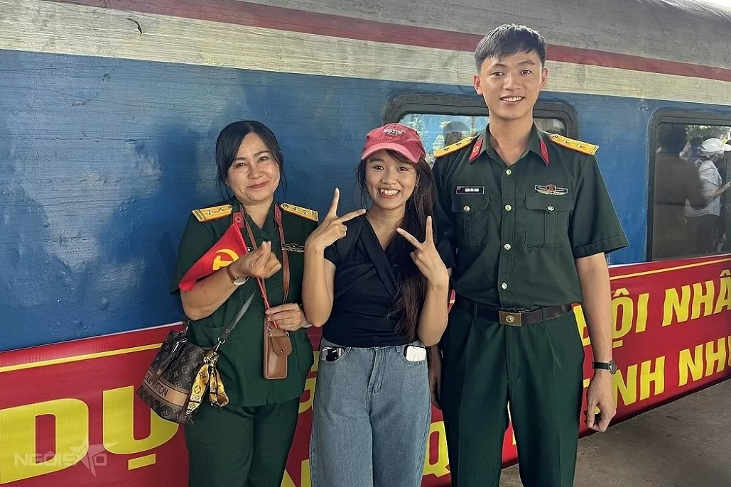 Crowds await A80 officers and soldiers at Saigon station